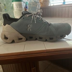 On cloud running shoes size 9